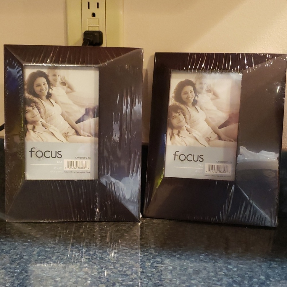 2 identical Focus dark wood 4 x 6 frames